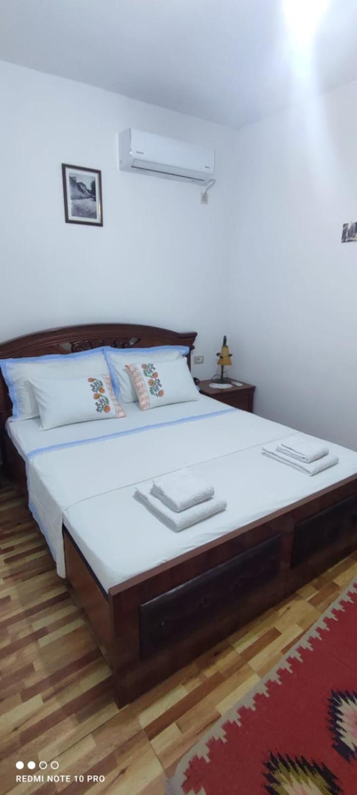 Guest House Baba Lluka 베라트 외부 사진